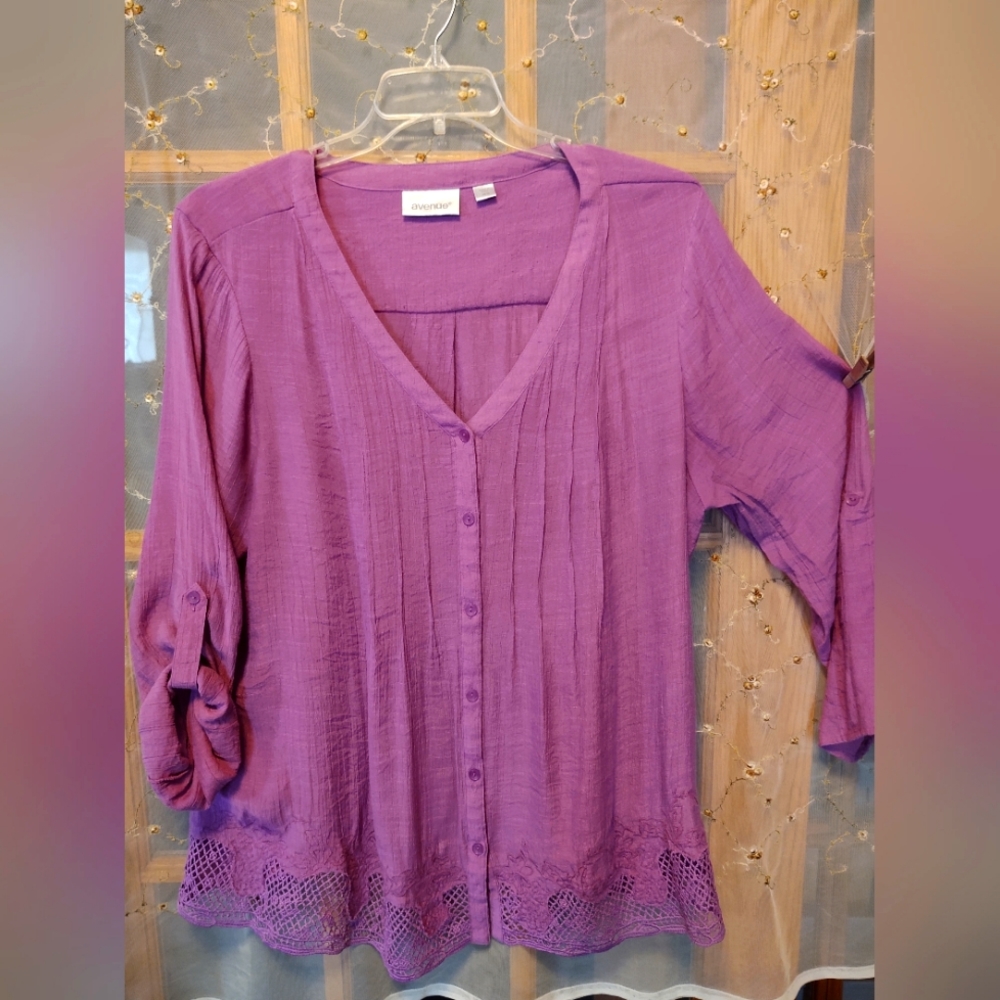 Women's Avenue Blouse with embroidered bottom sz 18/20